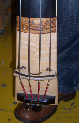 de nieuwe zebrano houten pickup op de Fichter basgitaar